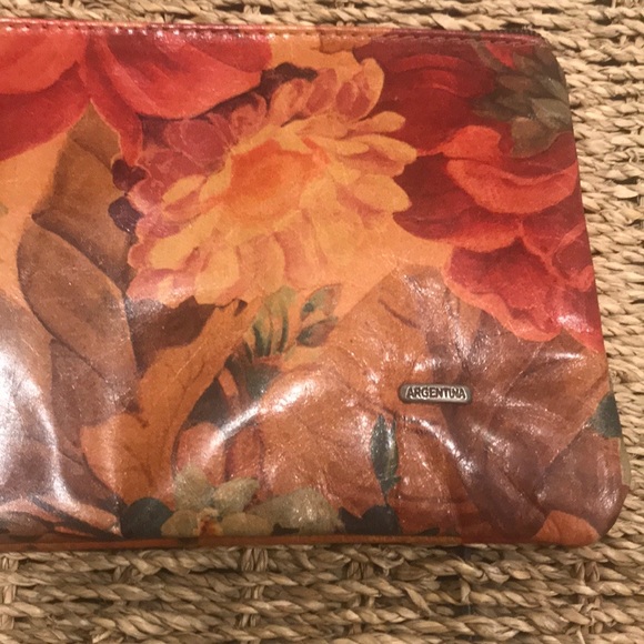 Flower Wristlet - Picture 6 of 9
